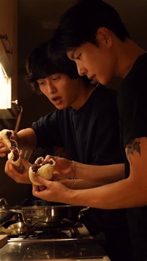 Jaekwang Baek on Instagram: "eating Hoppang becomes a routine for most Koreans as the colder winter months approach. it’s name comes from the “ho- ho-“ 😮‍💨sound of people warming up their cold hands with hot breath. it’s filled with a generous dollop of sweet red bean paste and steamed until soft, round and fluffy. Hoppang, with it’s fish-shaped cousin Bungeo-ppang, warms the soul of many cold Koreans in the winter, including mine and @haydo.kim ‘s. 호호 불어 먹는 빵 에서 이름이 시작된 호빵 한국 겨울 간식의 양대산맥인 붕어빵