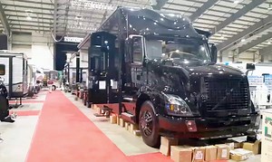 82K views · 650 reactions | Ce camion aménagé Haulmark 45 SB est tout simplement énorme. L'ogre de la route, le grand-méchant-camping-car n'est pas fait pour tout le monde. Son tarif de 580.000$ limite déjà l'accès à ce géant américain. #campingcar #motorhome #camper #campervan #autocaravana #autocaravane Voir la vidéo originale: https://www.youtube.com/watch?v=BkMHvznw_mM | Le Monde du Camping-Car | Facebook