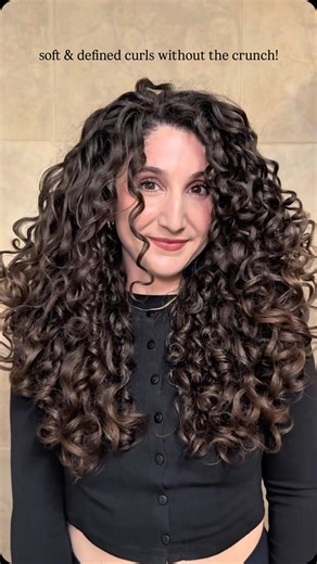 Lauren Piluso Leone on Instagram: "Defined curls 🤝 zero crunch Products used: @marcanthonyhaircare ✨ Curl Envy Cream: adds moisture + frizz control for soft, touchable curls ✨ Define & Hold Flex Gel: flexible, non-sticky hold Both linked in my Amazon Storefront 💛 Link in bio! #strictlycurls #curlyhairroutine #curlyhairproducts #asmrhair"