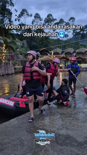 Dingin dan seru nya bisa kalian rasakan dirumah😂 #WaterfallAdventure #RaftingTime #LiburanAntiBosan #adventureindonesia #seruseruan