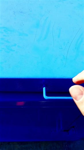 opening and shutting of a heavy metal lid of a recycling bin sound effect