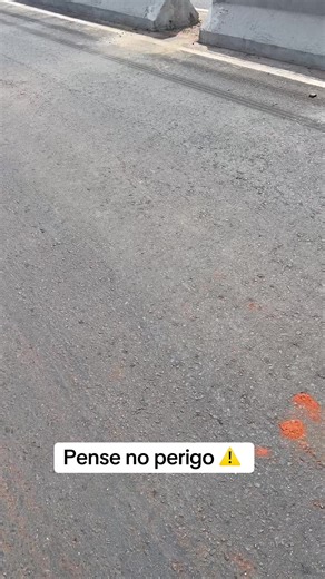 Enquanto eu tava gravando mostrando a realidade o cara quase bate em mim fazendo uma manobra arriscada colocando a vida dele e a minha em risco e até a de outros