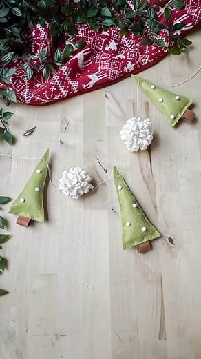 DIY A handmade Christmas with this sweet little felt tree and pom pom garland🎄#craftmas #handmadechristmas #crafttutorial #christmasdiy #christmascrafts | Fern Love