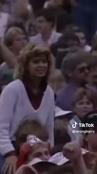 BB King Repairs Broken Guitar String Mid-Song On Stage