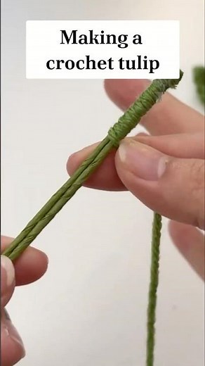 Making a crochet tulip - easy tutorial for beginners #beginnercrochet