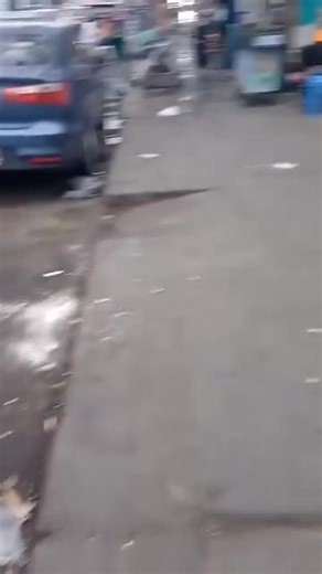 🔴 CHIMBOTE ENTRE LA BASURA Y LA INDIGNACIÓN CIUDADANA 😠 Alcalde de Chimbote nuevamente en el ojo de la tormenta por su deficiente gestión municipal. 🗣️ El exregidor Edward R. Palomino Tomás denunció públicamente el estado deplorable en el que se encuentra el casco urbano de la ciudad, difundiendo imágenes que muestran basura regada por las principales calles del centro histórico. 📣 "¡Tremenda vergüenza! El casco urbano de Chimbote es una inmundicia. Trabajen, señores funcionarios. Alcalde, d