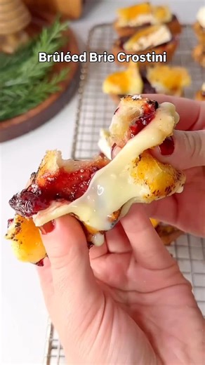 Brûléed brie crostini