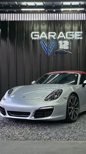 Porsche Boxster 2.7 – A essência da engenharia alemã Há carros que movem, e há máquinas que inspiram. O Boxster 2.7 é a tradução da condução pura: motor boxer de seis cilindros, 265 cv de potência e um equilíbrio dinâmico que só um esportivo com motor central e tração traseira pode oferecer. Com câmbio PDK de dupla embreagem e apenas 19.000 km, esta unidade preserva o refinamento, a precisão e o som visceral que tornaram o Boxster um ícone moderno. Design atemporal, interior voltado ao motorista