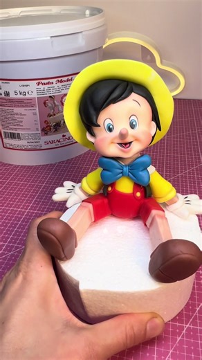 No lies here… and the nose isn’t growing either. 😉 In this tutorial, @addicted2handmade sculpts an incredible Pinocchio cake topper using Saracino Pasta Model, and the results speak for themselves. Smooth to work with, strong enough to hold structure, and perfect for capturing those tiny facial details without cracking or collapsing. When your modelling paste is this reliable, you don’t have to exaggerate. It shapes cleanly, sets beautifully, and keeps every detail exactly where you put it. ✨🇮