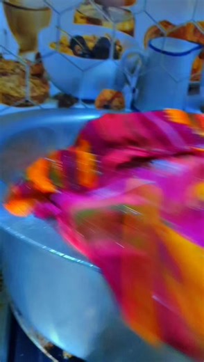 نفرتوں کے بازار میں جینے کا الگ ہی مزا ہے لوگ رلانا نہیں چھوڑتے اور ہم ہنسنا نہیں چھوڑتے