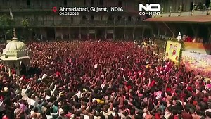 India: Holi brings colour and crowds nationwide