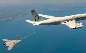 美海军X-47B无人机完成首次自动空中加油测试