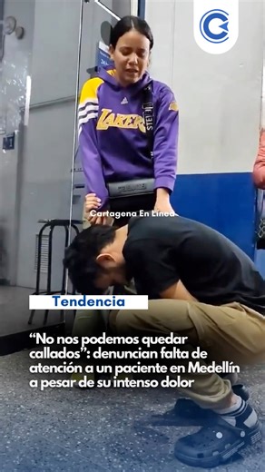 A través de las redes sociales se ha difundido un video en el que se ve a un joven hincado por un fuerte dolor y esperando que se le brindara atención médica. Los hechos ocurrieron a las afueras de SaludTotal, sede San Diego, Medellín. Según se escucha, el joven aparece inactivo en el sistema, lo que, de acuerdo a lo que mencionan, sería un error de la EPS. La mujer que compartió las imágenes mostró su indignación y dijo: “Esto no se puede. Primero es la salud. No nos podemos quedar callados”. #