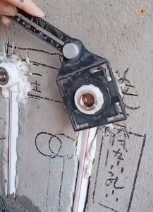 1.3M views · 4.2K reactions | Ốp gạch tại vị trí có đường ống kỹ thuật. Họ đã làm điều đó như thế nào? Clip minh họa bài giảng môn Cấu Tạo Kiến Trúc - Chương: CẤU TẠO TƯỜNG - của kts Phạm Xuân Hào Xem thêm bài giảng liên quan: https://www.facebook.com/284123728640687/posts/807809086272146?sfns=mo | NGUYÊN LÝ KIẾN TRÚC ĐHCT | Facebook