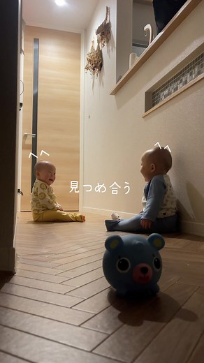 コアハクの日常🩵🤍寝る前の追いかけっこの巻。 #双子 #一卵性双生児 #双子の日常 #双子育児 #双子赤ちゃん #双子ママ #双子ママと繋がりたい #双子のいる生活 #赤ちゃん #赤ちゃんのいる生活 #双子のいる暮らし #はいはい