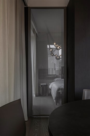 SPICEMETAL - Custom fabrication on Instagram: "🩶Detalės kuriančios interjero visumą. Stiklo metalo durys dažytos pilka metalic spalva su nerūdijančio plieno atspalvio eglutės rašto tinkleliu. Šiose duryse panaudoti dizainerių sukurti metaliniai tinkleliai, laminuoti stikle. Toks technologinis sprendimas atveria plačias dizaino galimybes – įvairūs tinklelių raštai, jų atspalviai ir derinimas su stiklu leidžia kurti individualius sprendimus, pritaikytus konkrečiam projektui, kuriuose dizainas ir 