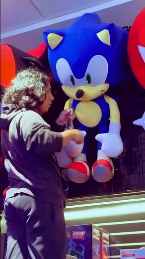 Claw machine challenge. Winning a giant Sonic PLUSH! #sonicthehedgehog #clawmachine #90s #plush