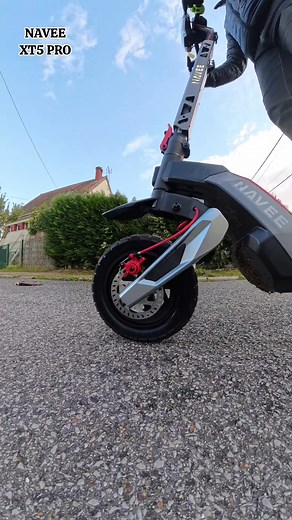 Présentation de la trotinette XT5 Pro ! En vente chez Darty et la Fnac ! Liens dans ma bio. Points forts de cette magnifique trottinette électrique : * 2200 W Puissance max. * 32 % Pente max * 75 km Autonomie max. * Système de suspension breveté Damping ArmTM e. Pneus tout-terrain 12 pouces tubeless f. 150 kg Charge max. * 16,3 cm Garde au sol * Batterie externe - jusqu'à 50 km d'autonomie | Salah el fahmi