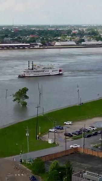 A paddlewheel steam boat cruises up Mississippi River in New Orleans #neworleans #paddlewheeler
