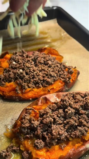 Recept ⬇️ Loaded sweet potatoes Ingredienser - 3 sötpotatisar - Smör - 500 g köttfärs - 1 gul lök, hackad - 1–2 vitlöksklyftor - 1 tsk paprikapulver, salt, peppar - 1 msk soja, 1 msk Worcestershiresås - 150–200 g riven ost - 2–3 tomater, hackade - 1–2 msk olivolja, saft från 1/2 lime Sås: 2 dl gräddfil 2–3 msk riven parmesan, salt & peppar — vispa ihop. Gör så här 1. Tvätta sötpotatisarna, stick med gaffel och baka 180 °C i 30–40 min tills mjuka. 2. Stek lök, tillsätt köttfärs och stek genom. Kr