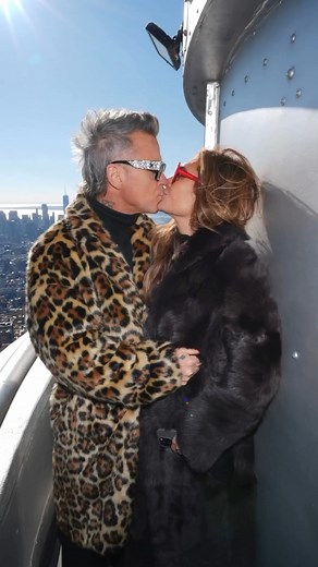 Today Robbie Williams and his wife Ayda Field are celebrating 15 years of marriage. ❤️ For everything there is to know about their romance, click here: https://new-idea.visitlink.me/u5xNlJ | New Idea Magazine