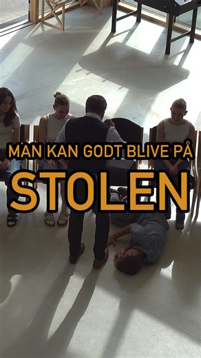 Falder af stolen under et hypnoseshow 😅 #lassekvist #hypnotiseret #hypnose #hypnotized #hypnosis #efterskolehypnose #efterskole #fail #fall Klippet er fra et #hypnoseshow på @blåkildeefterskole i 2025 | Lasse Kvist
