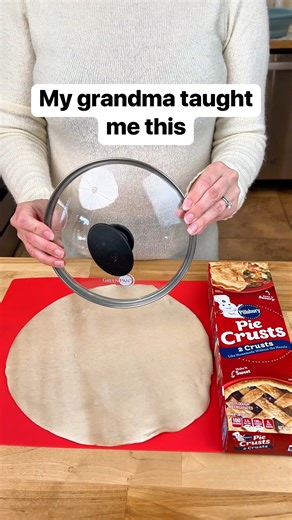 1.7M views · 1.8K reactions | Use a kitchen lid to create seamless circle pie crust. This original video was produced by Network Media LLC, and Liz & Jeff. #piecrusts #pies #bakingtips #holidaybaking | Home Hacks & Easy Snacks | Facebook