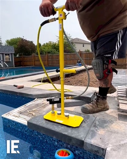 This is a vacuum paver lifter. Using a suction, this device allows the user to pick up heavy slabs in a more comfortable position, reducing strain on your lower back and knees. 📹: cnyturf / IG | Interesting Engineering