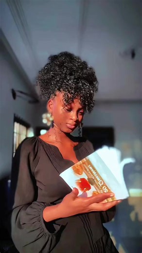 Et si, avant de devenir mère, on se posait les bonnes questions ? Dans le Livre : Les 20 questions pour choisir d’être mère, on parle sans filtre et sans tabou d’un choix aussi beau que bouleversant. 🤍#EdouardaKombate #lecture #confianceensoi #choix #pourtoi