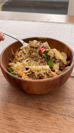 Eating Healthy Today on Instagram: "Cheeseburger salad bowl (Via: @chlo_fitx) A go-to dinner / lunch of mine - so so easy to make! Recipe: 125g beef mince cheeseb rger pow 87g skin on fries Lettuce Tomato Red onion White onion - fried 18g mozzarella grated 15g light mayo 8g ketchup Itsp mustard Gherkins & juice Salt Pepper Onion salt Garlic salt 454 calories / 34g protein / 32g carbs / 19g fat • fry the beef mince and season with salt, pepper, onion salt & garlic salt once cooked, take off the h