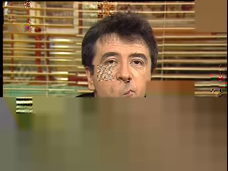 📞 ALLO MADAME. Invité de «Samedi Bonheur» en 1992, le facétieux Jean-Yves Lafesse se permet un petit canular téléphonique. La cible ? Elle n'est pas très loin de lui puisqu'il appelle... Le service des coursiers de France 2 ! En plateau, l'animateur Thierry Beccaro peine à retenir son rire ! | INA