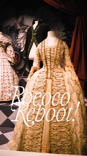 🇬🇧👇 Altijd al een hoepelrok willen passen? Kom langs bij Modemuseum Hasselt en waan je een echte Bridgerton. Bezoek Rococo Reboot! en maak een zintuiglijke tijdreis vol texturen, geuren en geluiden! ✨ - Ever wanted to try on a hoop skirt? 👗 Visit Hasselt Fashion Museum and feel like you’re starring in Bridgerton. Explore Rococo Reboot! and embark on a sensory time-travel experience full of textures, scents, and sounds! ✨ . . . #modemuseumhasselt #fashionexpo #fashionhistory #rococoreboot #fa