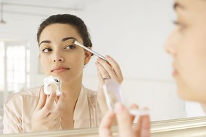 How to Apply Makeup in 10 Easy Steps