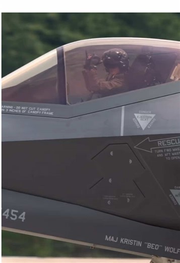 Understanding the F-35 Fighter Jet: Technology and Impact