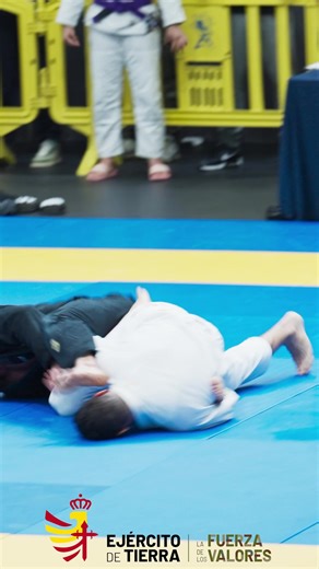 ¡Enhorabuena al soldado José Ignacio Piñeiro Couso!, del Grupo Logístico de las #FAMET, que ha conseguido DOBLE 🥇 ORO en el Campeonato Europeo de Jiu Jitsu Brasileño Cinturón Morado M2, en la categoría de -94kg como en la categoría de peso absoluto, y que ha tenido lugar en Lisboa, Portugal. ¡Un auténtico logro deportivo, ejemplo de tesón, fuerza y disciplina! #SomostuEjército 🇪🇸 | Ejército de Tierra