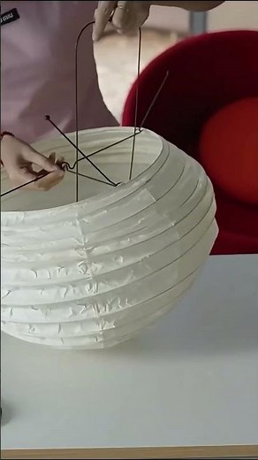 This curved pleated floor lamp builds your private warm corner🌙