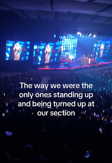 Mariah Carey Fans Turn Up for 'Obsessed' Performance