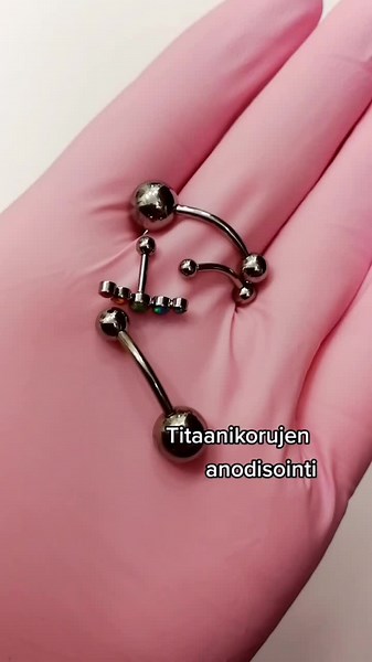 Magic or science? ✨ Anodisointi on metallin pintakäsittely joka sähkövirran avulla muodostaa metallin pinnalle oksidikerroksen. Titaanisia lävistyskoruja pystyy anodisoimalla värjäämään esimerkiksi kullansävyiseksi, pinkiksi tai violetiksi 🌈 #lävistys #lävistyskoru #lävistyskorut