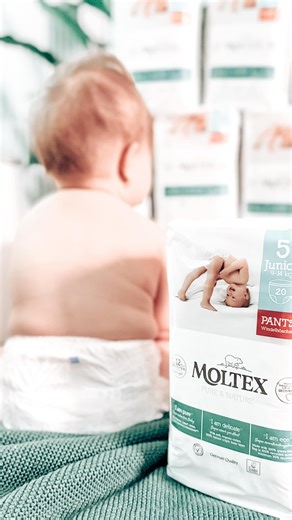 Yvonne Ullmannová on Instagram: "„Jako máma jsem si myslela, že přebalování je prostě součást každého dne… dokud z něj nebyl boj 😅 Jakmile je dítě pořád v pohybu, klasické plenky už prostě nedávají smysl. Proto jsme přešli na kalhotkové plenky od Moltex 🤍 Jen je natáhnu, žádné lepení, žádný stres. Malý má pohodlí, může se volně hýbat a já mám klid, protože žádné nehody 🙌 Pokud máš doma malého objevitele, tohle je za mě game changer 💭👶“ #maminka #mamlife #realnamama #rodicovstvi #tippromamy 