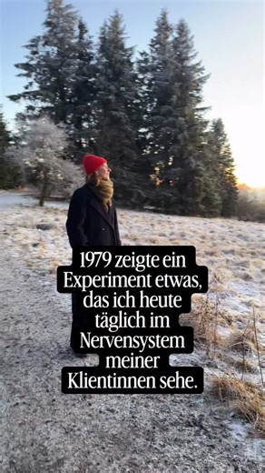 Julia Schuchhardt | Nervous System & Conscious Coach on Instagram: "Die Psychologin Ellen Langer begleitete 1979 ein Experiment, das bis heute zeigt, warum Veränderung nicht im Denken beginnt, sondern im Zustand deines Nervensystems. 🧠🫀 Speichere dir das 💾 wenn du oft viel weißt und sich trotzdem nichts nachhaltig verändert. Nicht als Technik. Nicht als mentales Training. Sondern sie haben gegessen, gesprochen, sich bewegt und ihren Tag aus einem anderen inneren Zustand heraus gestaltet. 🌿 W