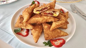 Pizza ve böreğin eşsiz buluşması: Pizza börek tarifiyle sofralarınızı şenlendirin! Pişer pişmez kapış kapış gidiyor