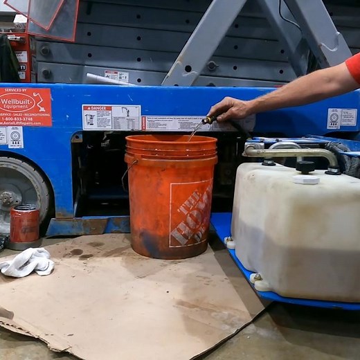 Full Hydraulic System Flush on this ‪@GenieLiftOfficial‬Scissor Lift #expert #repair #service