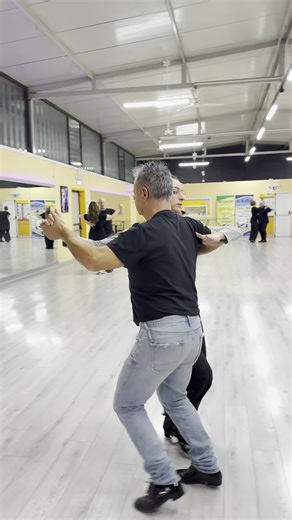 Si Balla & Si Danza©️ on Instagram: "Spiegazione coppia per coppia figura nuova del tango classe veterana metodo Si balla e Si danza💚💙 Il metodo numero uno in Italia per il ballo di coppia Si tratta di un sistema totalmente nuovo, che permette quasi magicamente a chiunque di scendere in pista per divertirsi e ballare in modo semplice e naturale. #siballaesidanza SI BALLA e SI DANZA Matteo Bologni Daniela Matteo Bologni @fanpiùattivi"