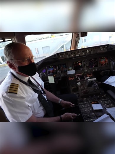 The First LOOK At The PREMIUM AIR CANADA SIGNATURE SUITE | DownieLive