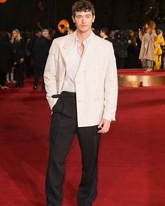 7K views · 217 reactions | Retour sur les looks des tapis rouge les plus mémorables du casting de HUNGER GAMES 朗 Retrouvez le préquel de la saga culte au million d'entrées actuellement au cinéma ! | Hunger Games | Facebook