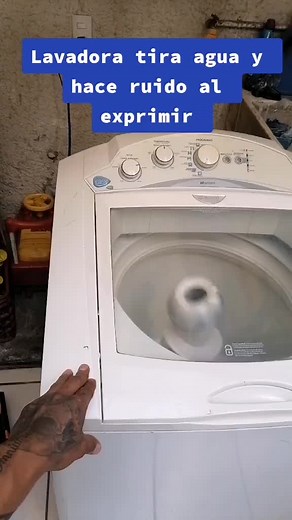 ¿Por qué mi lavadora hace ruido al exprimir?