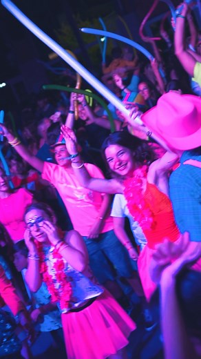 Paillettes, couleurs, néon... Et des danses en folie !!! 🪩💿🩵 C'était pour vous la Color Pop !! 🤩Vous étiez en folie tout l'été, un grand merci à vous d'avoir été avec nous 🫶 La fête n'est pas finie, let's road pour la dernière semaine de cet éte !! 🥰🥰🥰 #capa #domainedeleveno #DanseParty #color #fypシ #TchaoKiss | Camping Domaine de Léveno