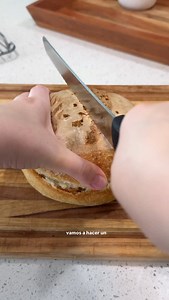 Hoy hice un experimento, cocinar mi hogaza en la Air Fryer. Use esta cantidad de ingredientes 300gr de harina de fuerza 195gr de agua 6gr de sal 60gr de Masa Madre Puedes ver el proceso completo en mi video anterior y en mis historias destacadas. También la puedes buscar en mi página web. Para hornear yo sigo recomendando el horno convencional, pero si tienes tips de como hacerlo en airfryer me encantaría escucharlos Si te gustaría aprender más a detalle sobre estos temas, comenta CURSO y te env