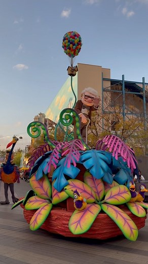 Up, up, and away with Mr. Carl and Dug at “Better Together: A Pixar Pals Celebration!” #AdventureIsOutThere #Carl #Up #Dug #DisneyParade #DCA #DisneyCaliforniaAdventure #Disneyland #DisneyMagic #DisneyLove #DisneyAdventures #DisneyFan #DisneyPark | Elijah Bergwitz
