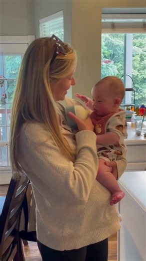 The feature you didn’t know you needed 🤗Meet our hands-free shoulder strap, made to support closeness. 🥰It helps support the bottle during feeds, reducing hand strain and giving you a little more flexibility whether you’re holding baby close, adjusting, or simply needing an extra hand in the moment. 🫶🏼Hands free to hold them closer.Support that keeps the focus where it belongs. ✨It’s not the main event just a thoughtful add-on designed for real-life feeding moments. Because these moments are